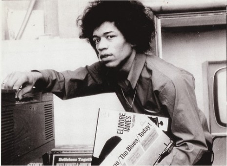 Jimi Hendrix avec ses vinyles de blues