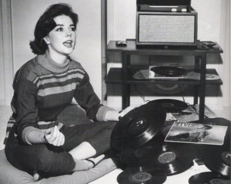 Nathalie Wood écoute ses vinyles