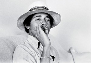 Barack Obama fume une cigarette