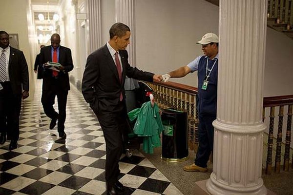 Barack Obama fait un check à un homme de l'entretien de la maison blanche