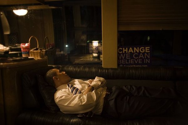 Barack Obama dort sur un canapé
