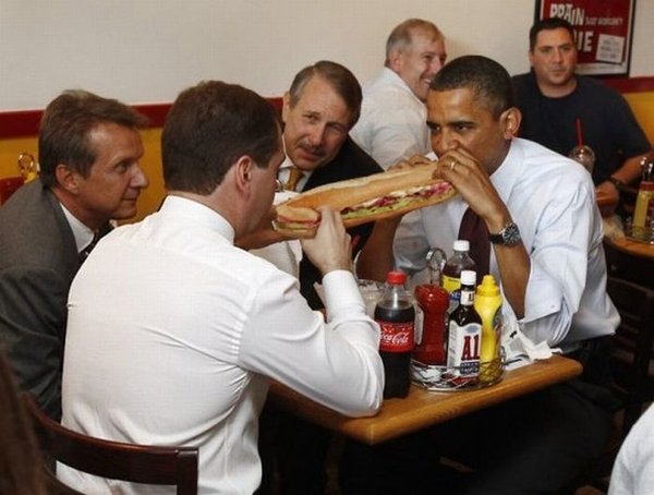 Barack Obama mange un sandwich géant