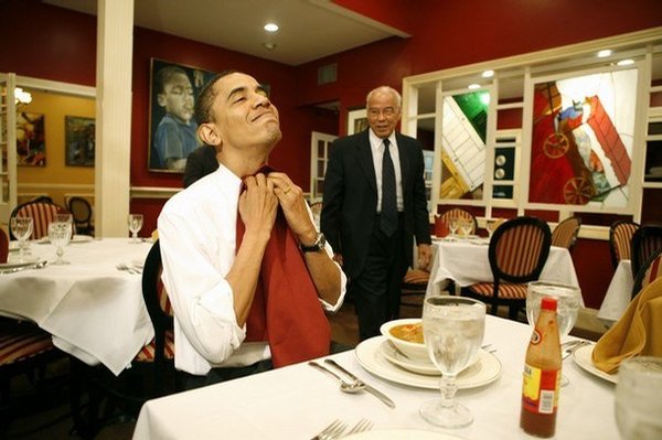 Barack Obama mets sa serviette avant de manger