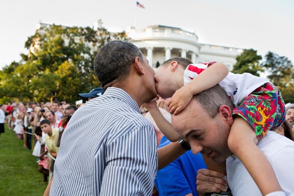 Un enfant embrasse Barack Obama