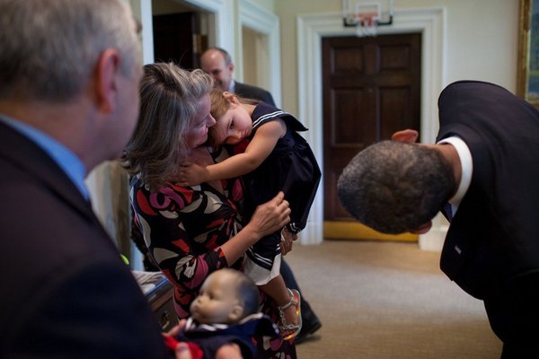 Barack Obama imite une enfant timide