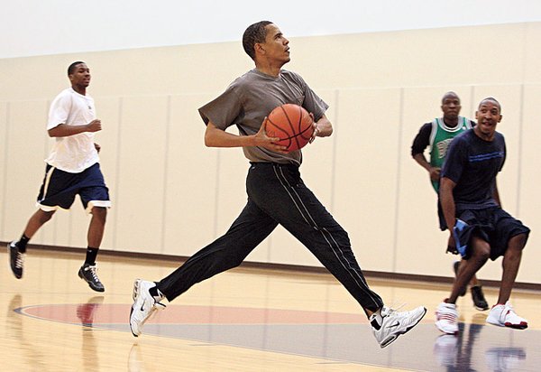 Barack Obama joue au basket