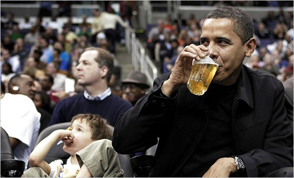 Barack Obama boit une bière