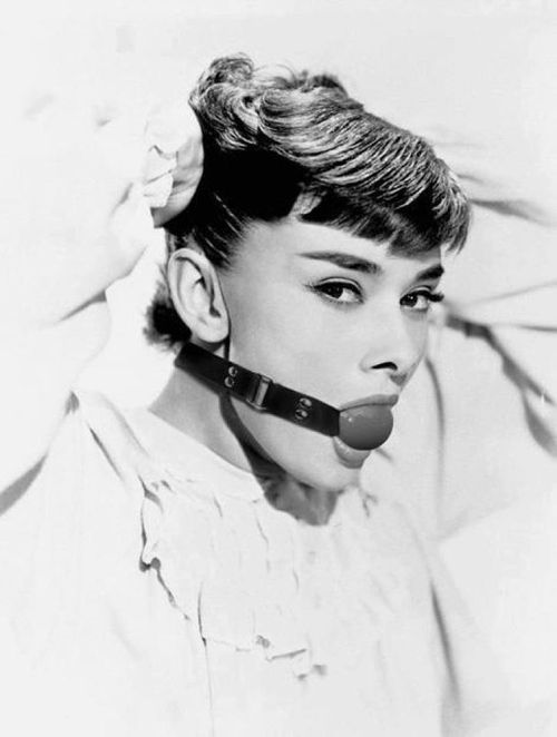 Audrey Hepburn une boule dans la bouche