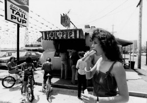 Sigourney Weaver qui mange un hotdog