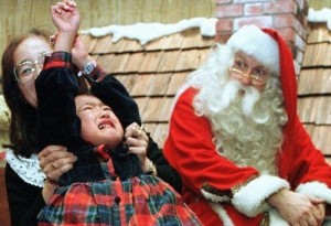 Père Noël et enfant pleure