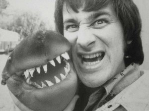 Steven Spielberg,avec un petit requin en peluche