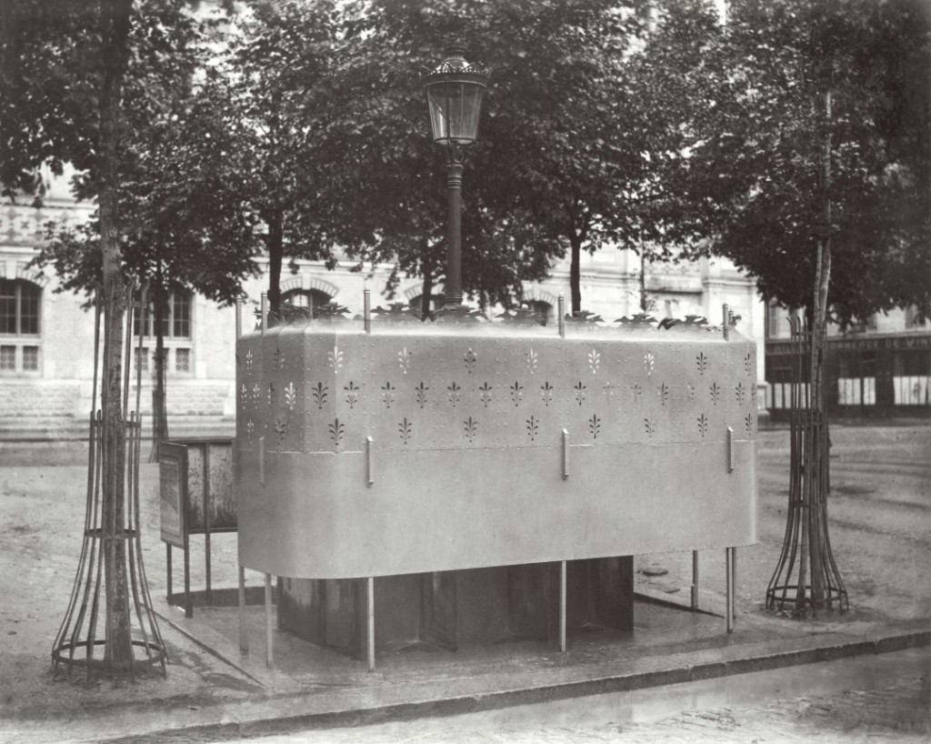Urinoirs en ardoises à 6 stalles avec écran surélevé, Boulevard des batignolles, paris 1865