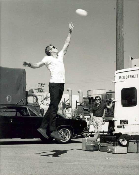 Steve Mc Queen joue au frisbee sur le tournage de bullitt