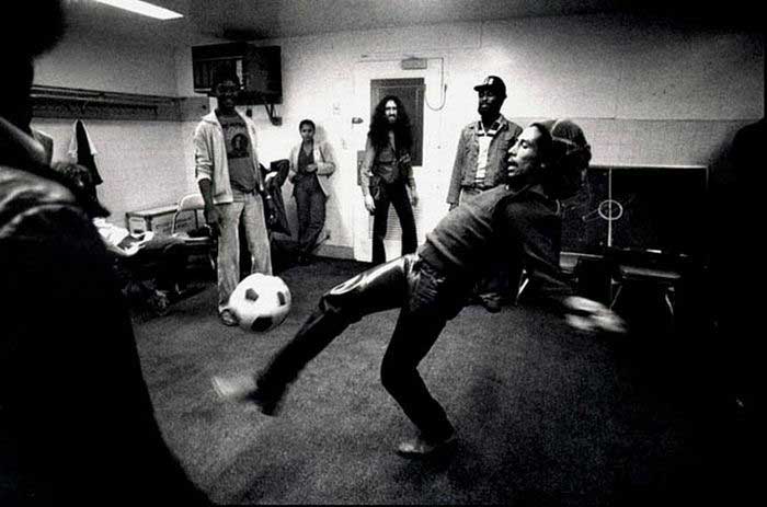 Bob Marley, jonglant avec une balle de foot